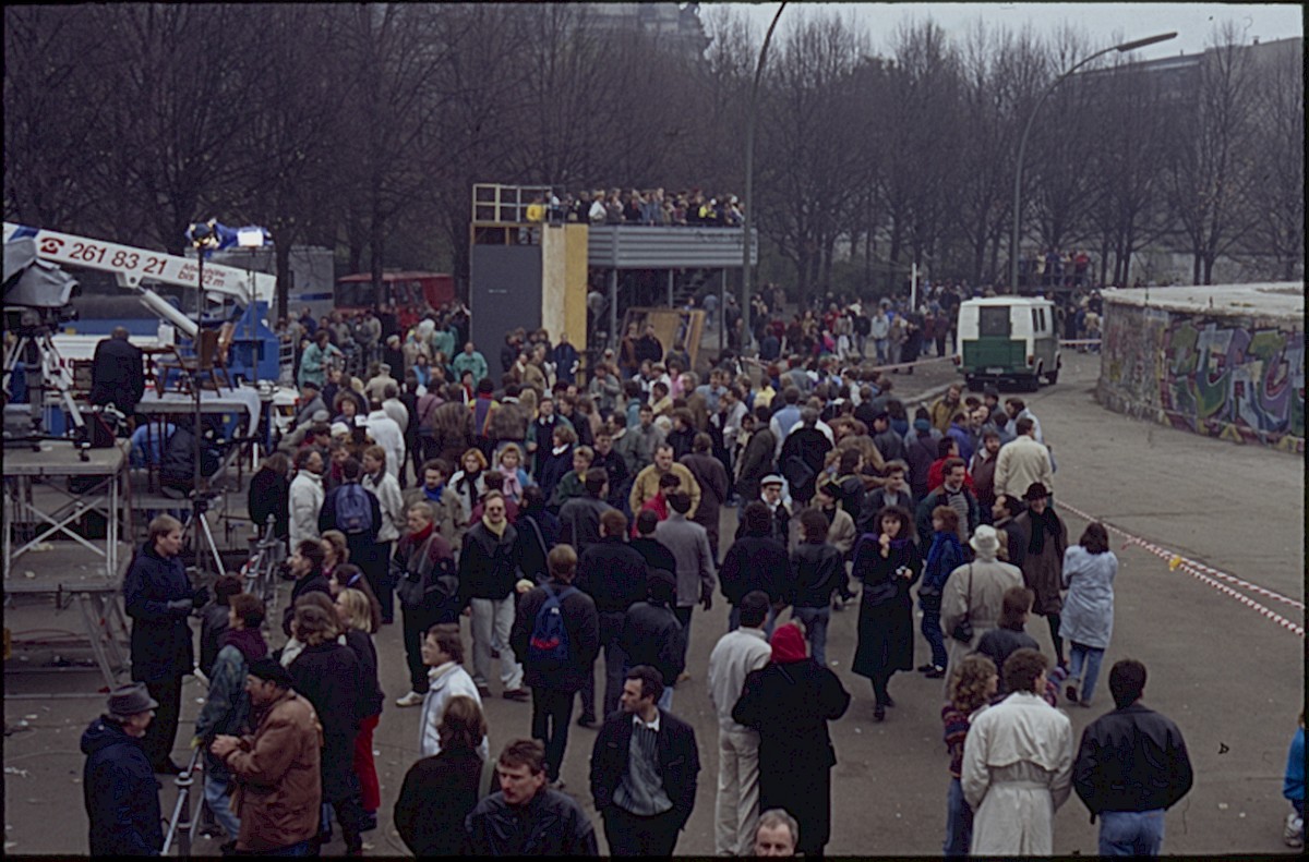 Berlin, 12. November 1989 – Medien und Menschenmenge vor der Absperrung am Brandenburger Tor (Fotograf: Lothar Kruse)