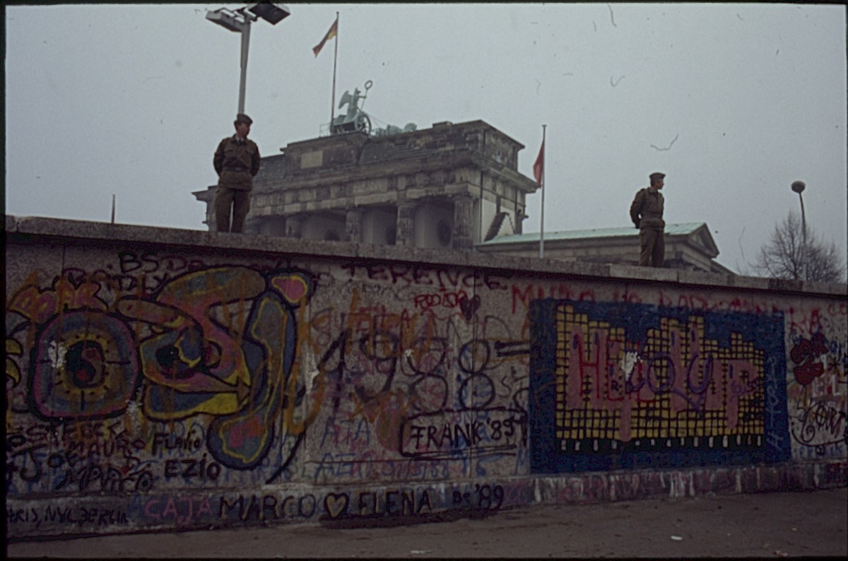 Berlin, 12. November 1989 – Grenzsoldaten auf der Mauer am Brandenburger Tor (Fotograf: Lothar Kruse)