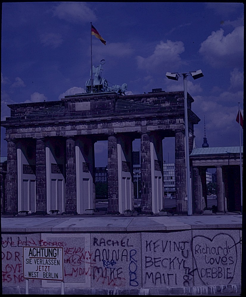 Berlin, ca. 1988 – Grenzmauer und Brandenburger Tor (Fotograf: Lothar Kruse)