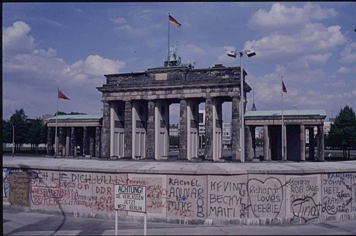 Berlin, ca. 1988 – Bemalte Panzermauer und Warnschild vor dem Brandenburger Tor (Fotograf: Lothar Kruse)