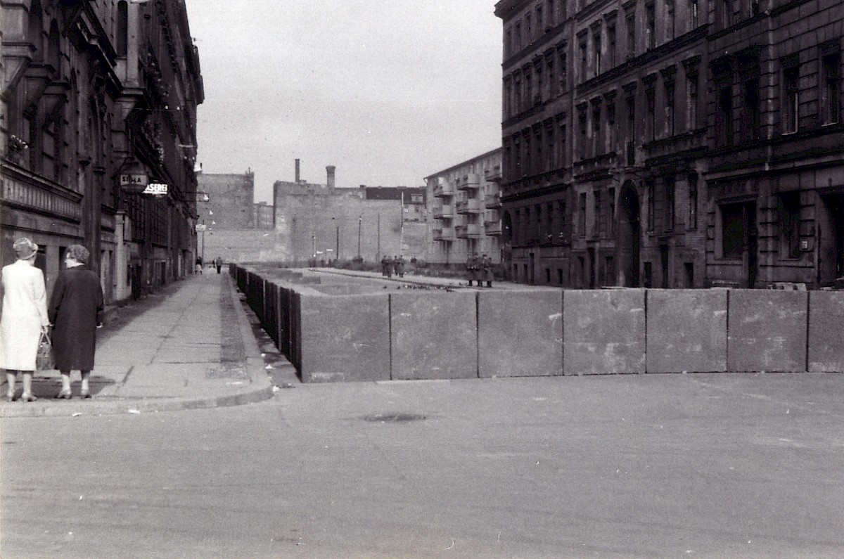 Berlin, 15. August 1961 – Grenzsoldaten bewachen die noch nicht fertiggestellte Mauer und Passanten (Fotograf: Günter Ohlendorf)