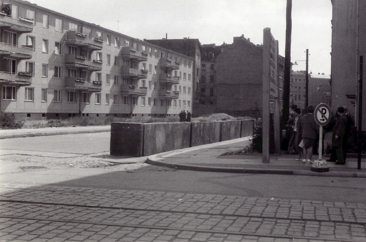 Berlin, 15. August 1961 – Mauer im Aufbau und Grenzsoldaten und Passanten auf der Straße (Fotograf: Günter Ohlendorf)