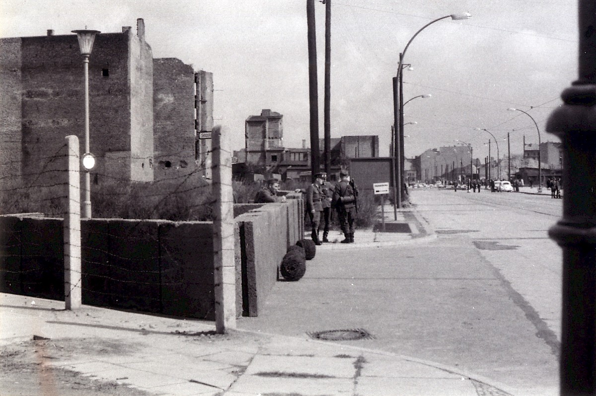 Berlin, 15. August 1961 – Grenzsoldaten bewachen die noch nicht fertiggestellte Mauer in der Sebastianstraße (Fotograf: Günter Ohlendorf)