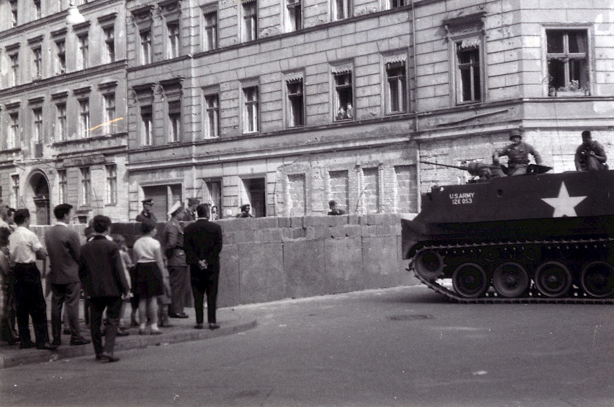 Berlin, 15. August 1961 – Grenzsoldaten, Passanten und US-Militärpolizisten im Panzer vor der Mauer (Fotograf: Günter Ohlendorf)