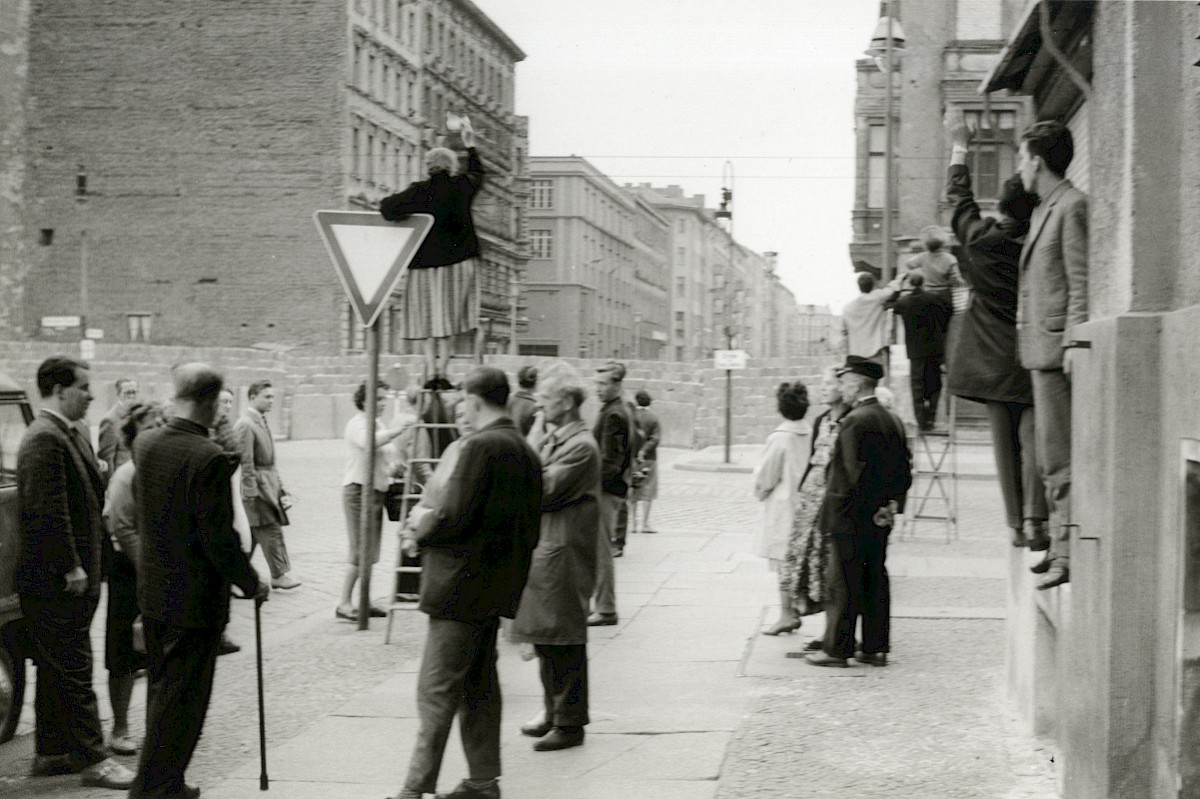 Berlin, ca. 24. August 1961 – Mauerbesucher an der Bernauer Straße/Wolliner Straße (Fotograf: )