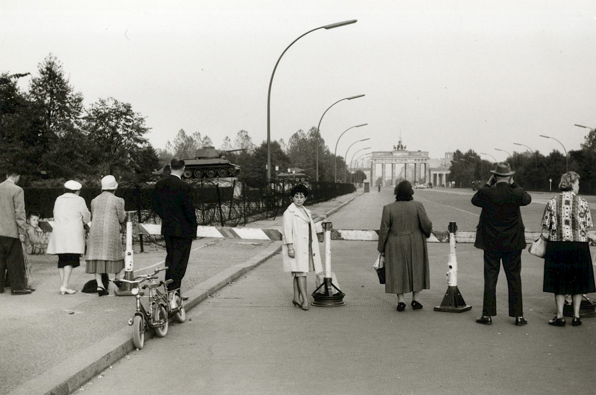 Berlin, ca. 24. August 1961 – Mauerbesucher am Sowjetischen Ehrendenkmal mit Blick auf das Brandenburger Tor (Fotograf: )