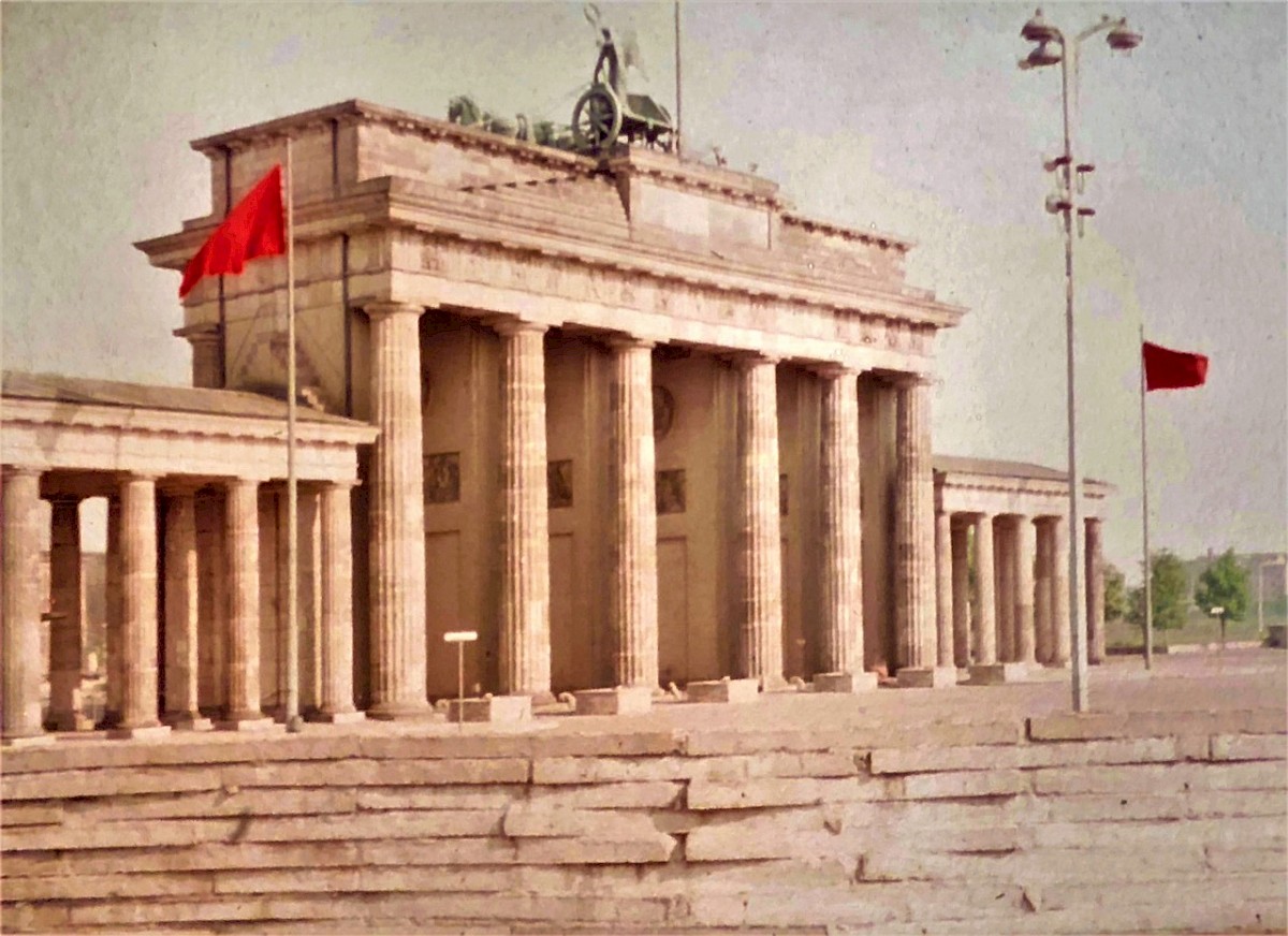 Berlin, Mai 1967 – Brandenburger Tor mit Panzermauer (Fotograf: Otmar Meienberg)