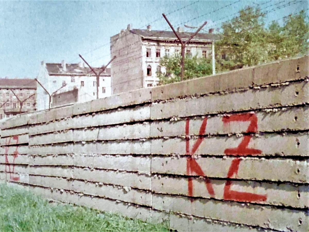 Berlin, Mai 1967 – Betonschichtmauer mit Graffito "KZ" an der Bernauer Straße (Fotograf: Otmar Meienberg)