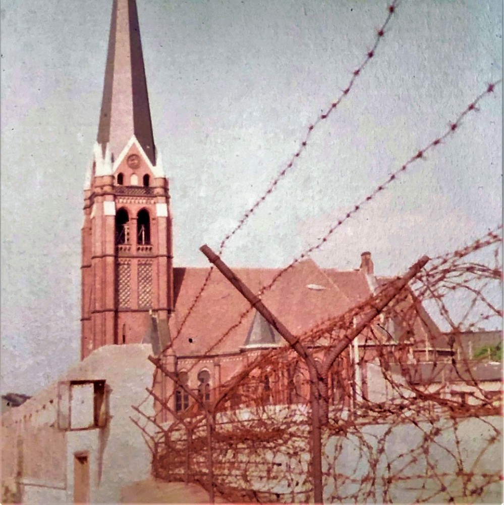 Berlin, Mai 1967 – Die Versöhnungskirche hinter Stacheldraht-Abweisern an der Bernauer Straße (Fotograf: Otmar Meienberg)