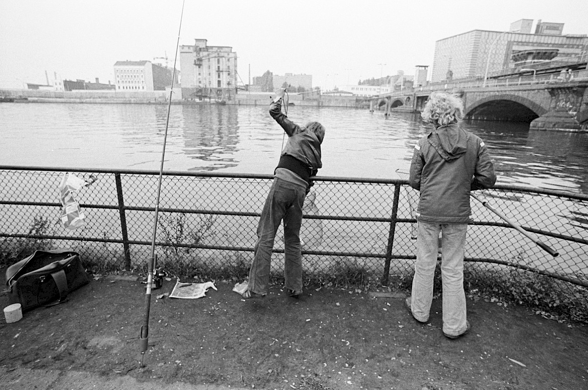 Berlin, ca. 1978 – Jugendliche angeln am Gröbenufer (Fotograf: Heinz Jura)