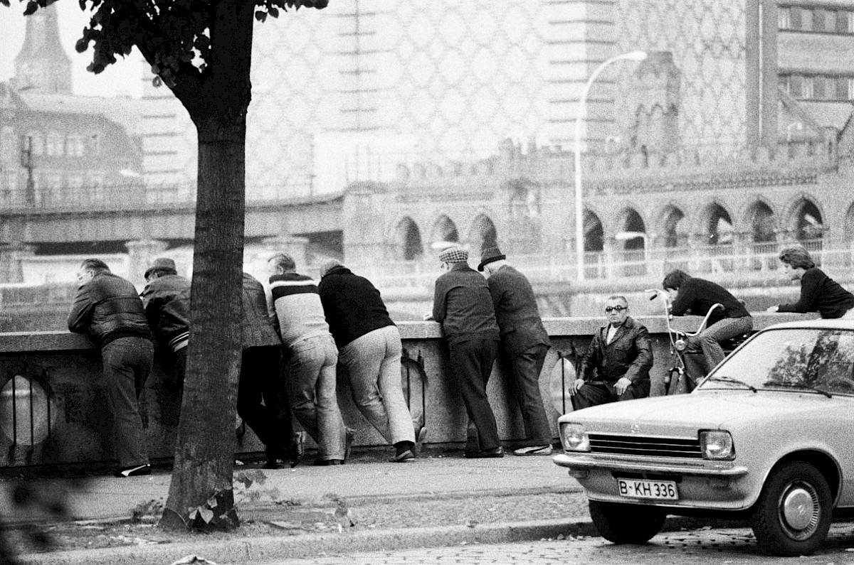 Berlin, ca. 1978 – Männer am Gröbenufer blicken nach Ost-Berlin (Fotograf: Heinz Jura)