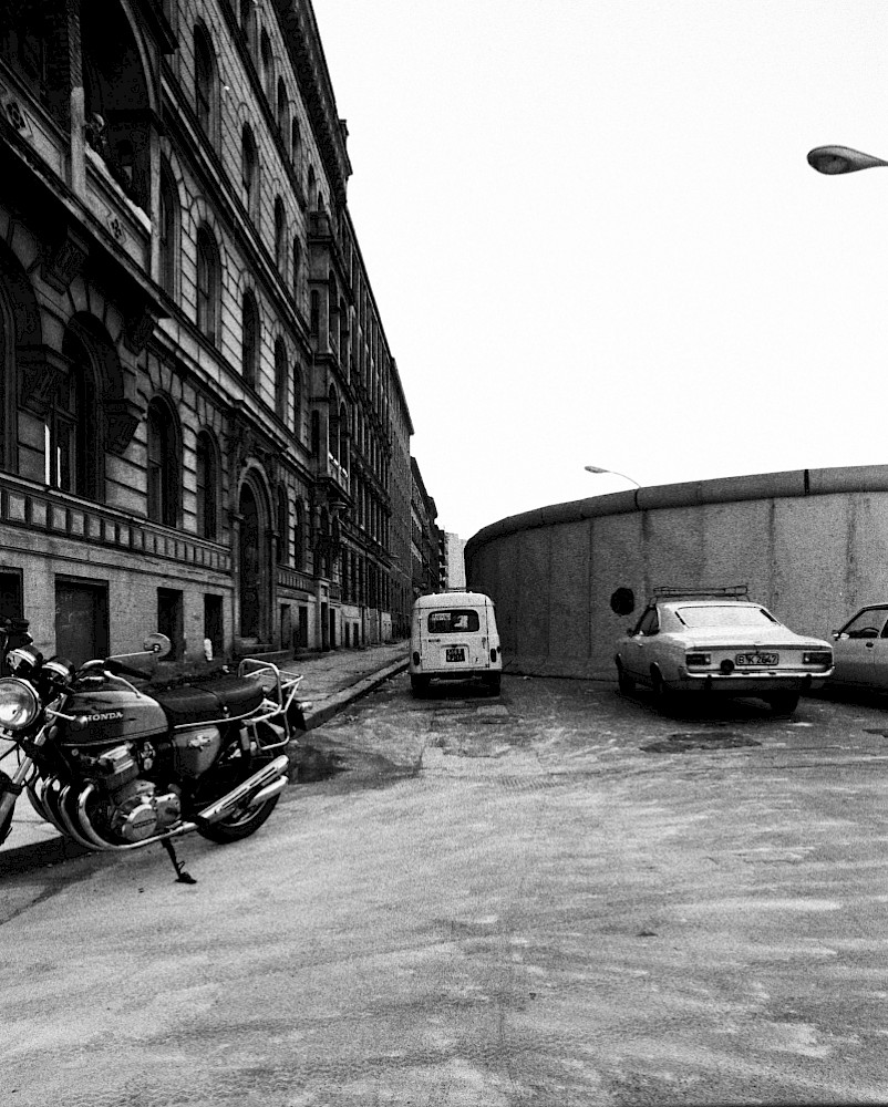 Berlin, ca. 1978 – Grenzmauer und parkende Autos an der Sebastianstraße (Fotograf: Heinz Jura)