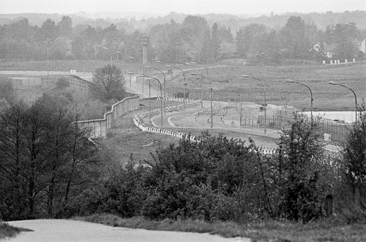 Berlin, ca. 1978 – Grenzstreifen und Wachturm an der Lübarser Höhe (Fotograf: Heinz Jura)