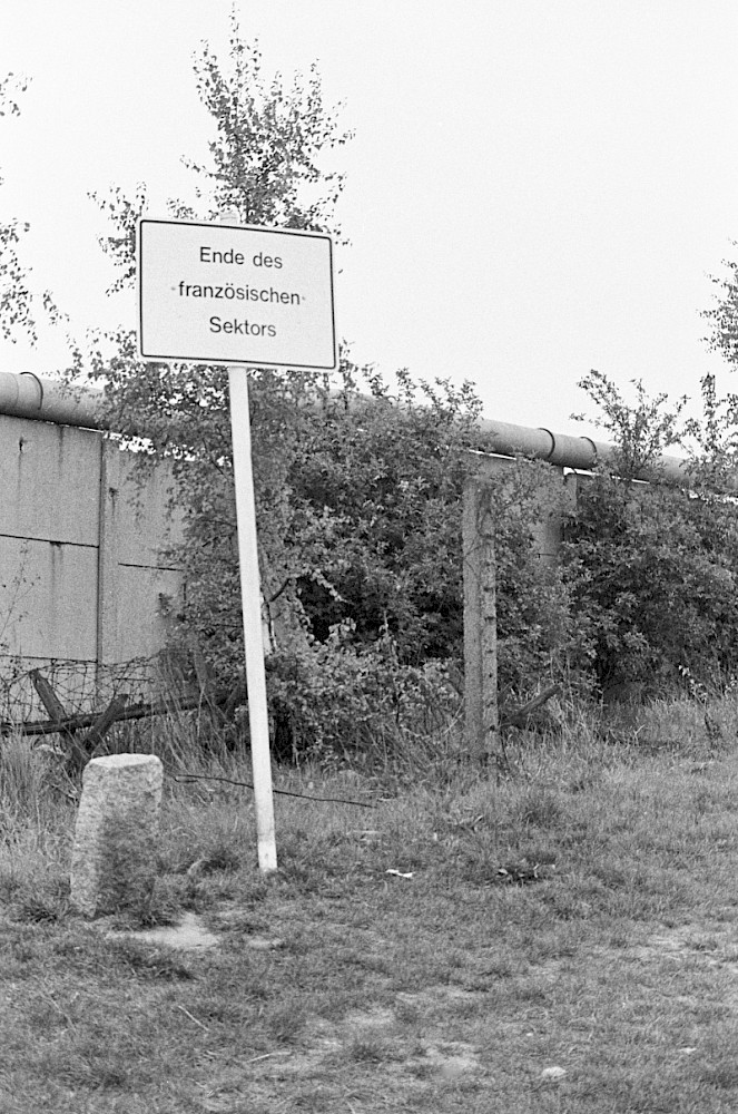 Berlin, ca. 1978 – Sektorenschild und Grenzmauer an der Lübarser Höhe (Fotograf: Heinz Jura)