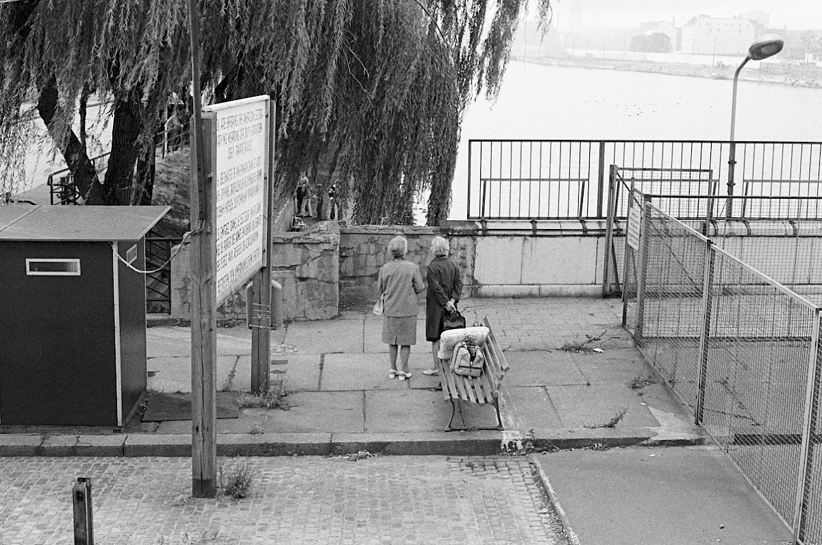 Berlin, ca. 1978 – Zwei Frauen am Grenzübergang Oberbaumbrücke (Fotograf: Heinz Jura)