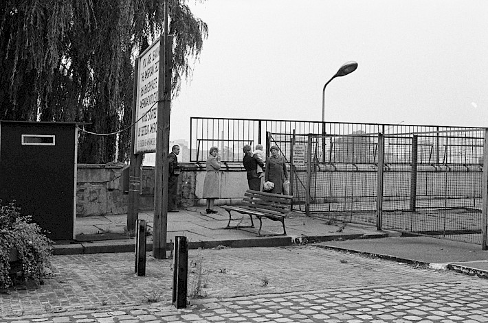 Berlin, ca. 1978 – Fußgänger an der Grenzübergangsstelle Oberbaumbrücke (Fotograf: Heinz Jura)