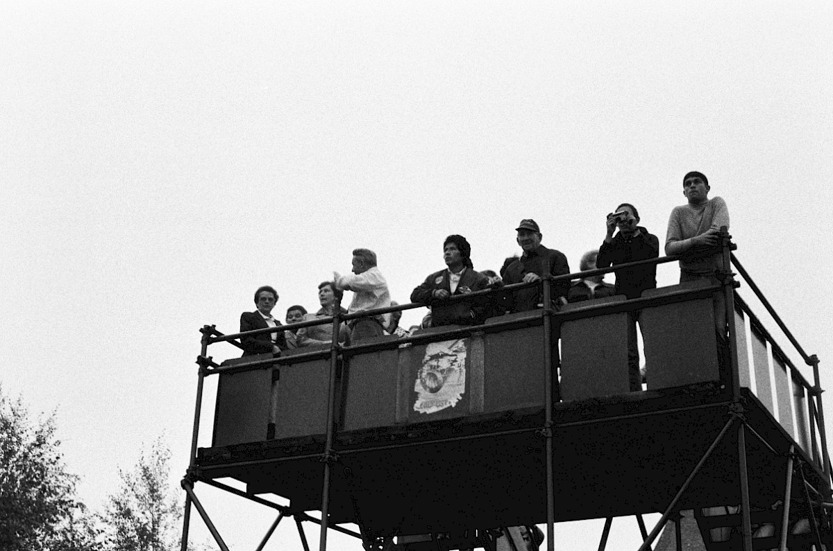 Berlin, ca. 1978 – Mauerbesucher auf der Aussichtsplattform am Potsdamer Platz (Fotograf: Heinz Jura)