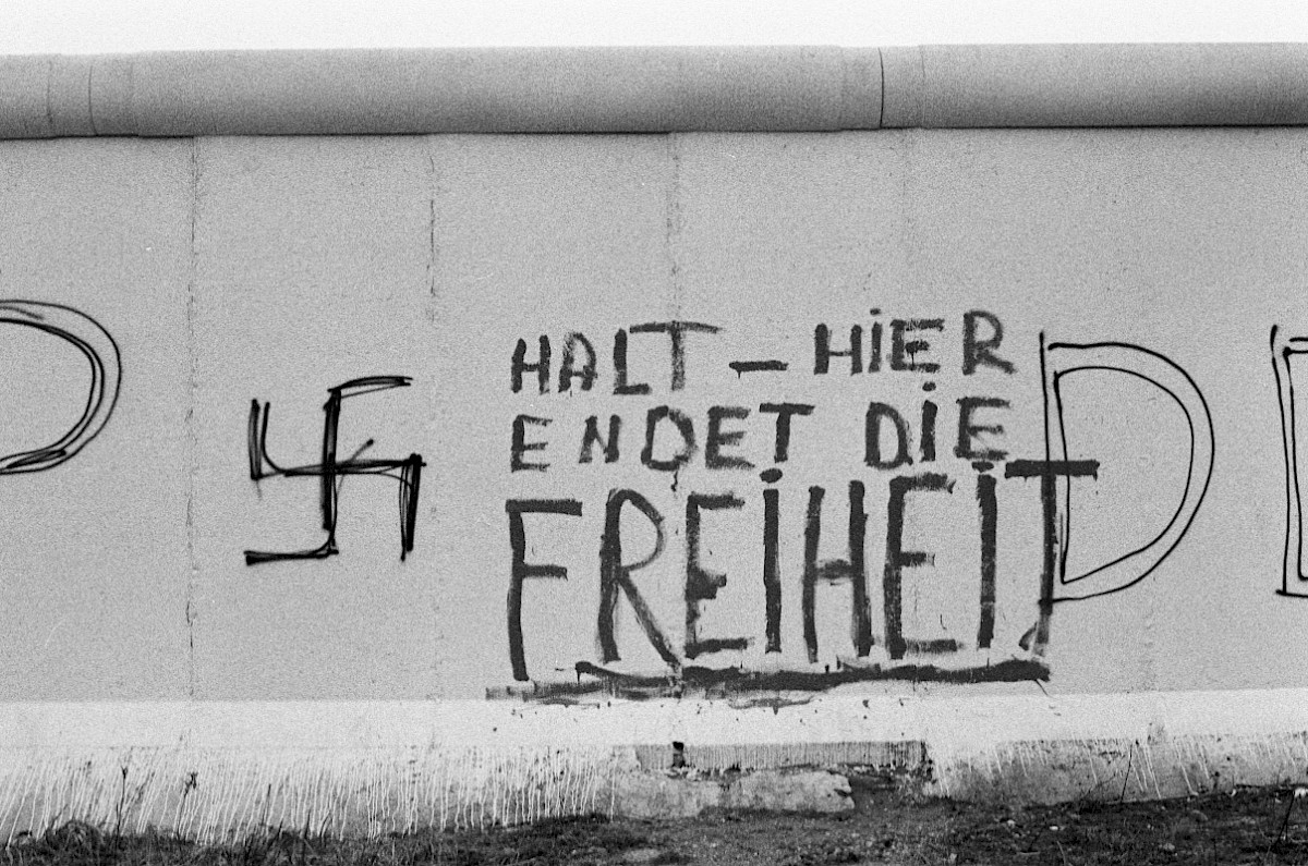 Berlin, ca. 1978 – Schriftzug an der Grenzmauer am Potsdamer Platz (Fotograf: Heinz Jura)