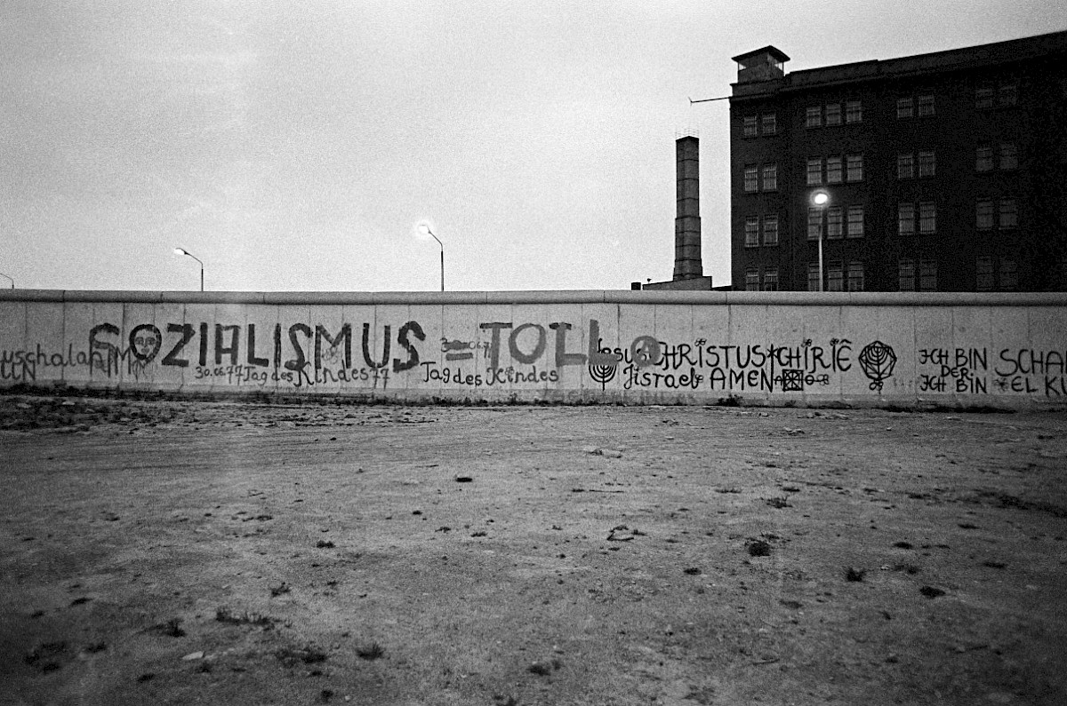 Berlin, ca. 1978 – Graffiti an der Grenzmauer an der Stresemannstraße (Fotograf: Heinz Jura)