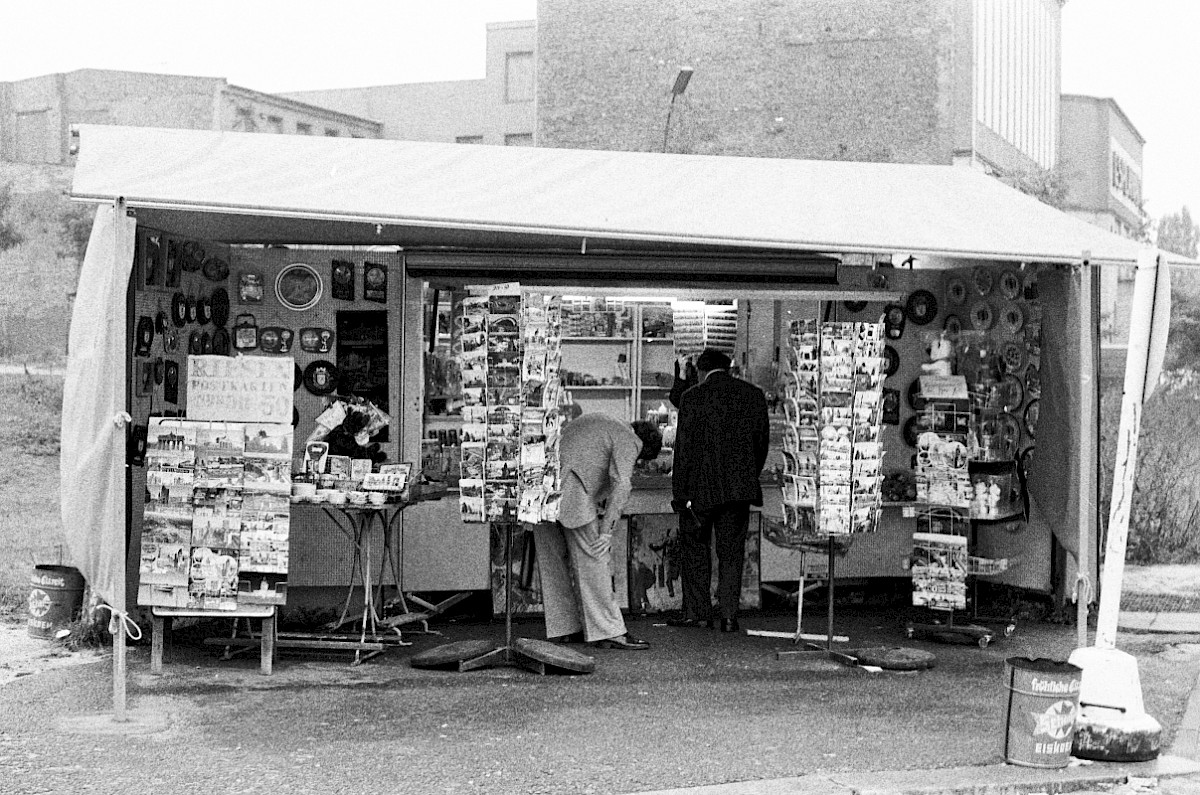 Berlin, ca. 1978 – Souvenirstand am Potsdamer Platz (Fotograf: Heinz Jura)