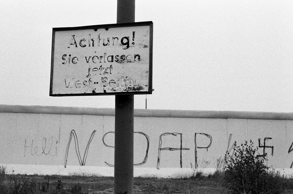 Berlin, ca. 1978 – Warnschild vor der Grenzmauer am Potsdamer Platz (Fotograf: Heinz Jura)