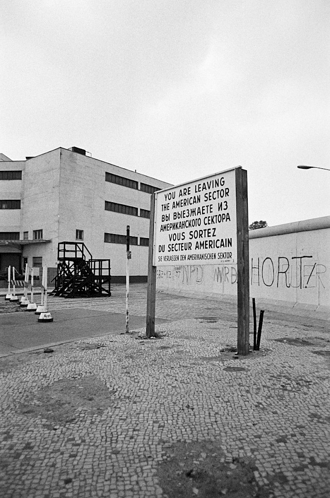 Berlin, ca. 1978 – Sektorenschild und Aussichtsplattform an der Niederkirchnerstraße (Fotograf: Heinz Jura)