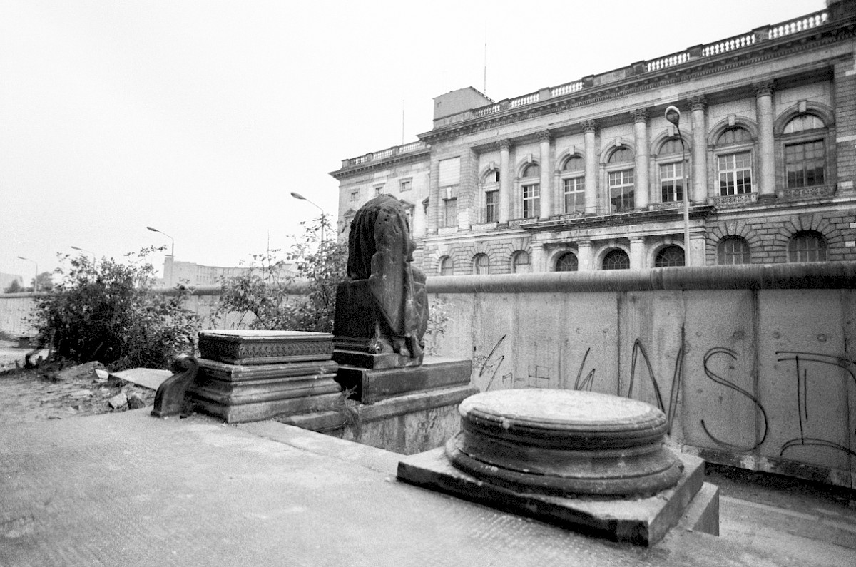 Berlin, ca. 1978 – Ruine der Außentreppe des Martin-Gropius-Baus mit der Grenzmauer vor dem Abgeordnetenhaus (Fotograf: Heinz Jura)