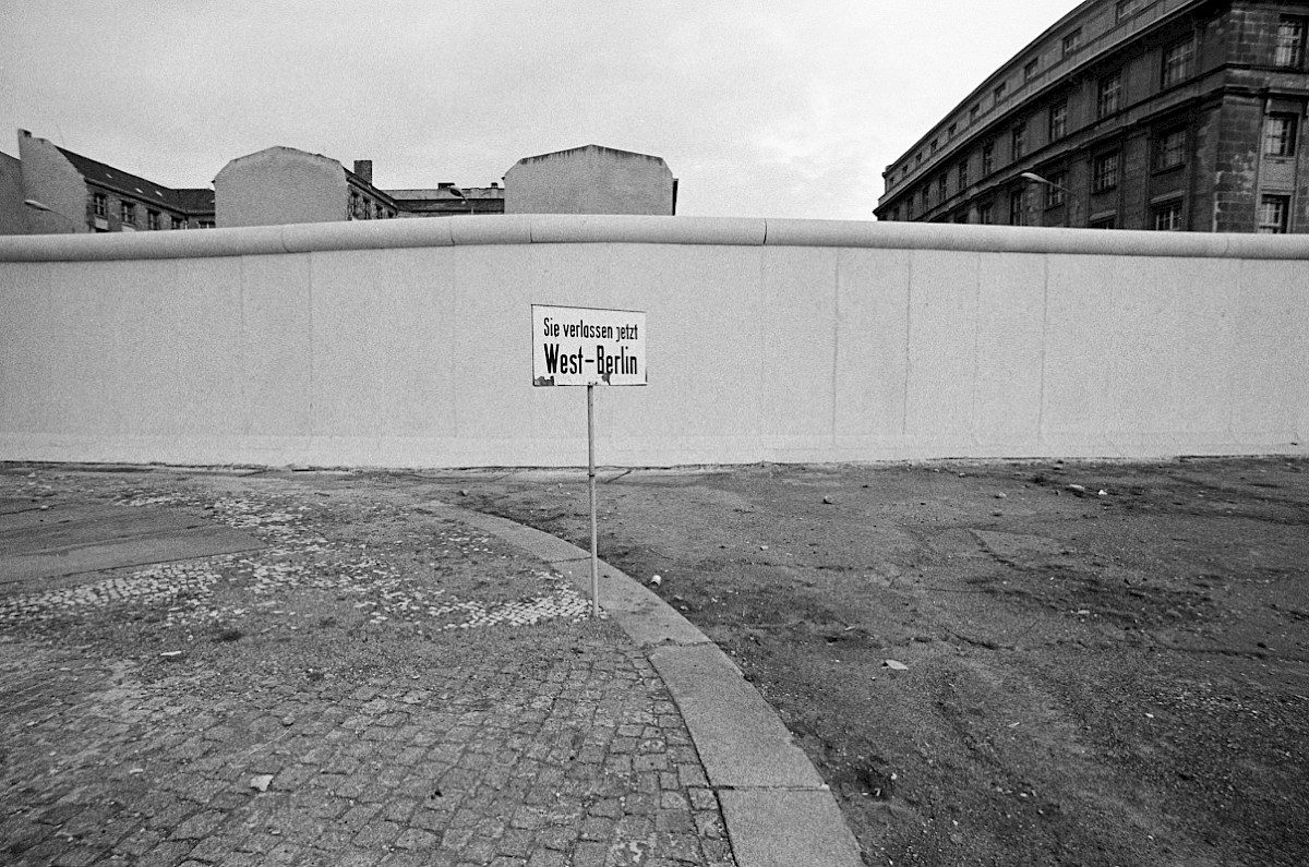 Berlin, ca. 1977 – Warnschild vor der Grenzmauer hinter dem Reichstagsgebäude (Fotograf: Heinz Jura)
