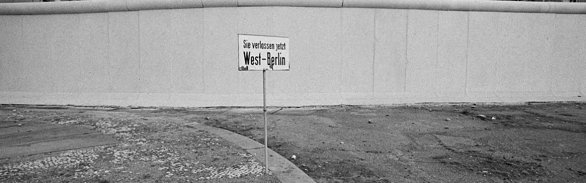 Berlin, ca. 1977 – Warnschild vor der Grenzmauer hinter dem Reichstagsgebäude (Fotograf: Heinz Jura)