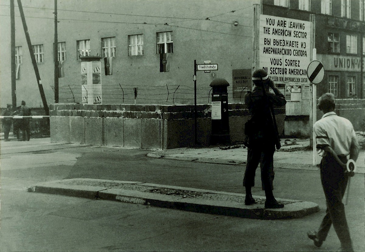 Berlin, 1962 – Grenzmauer und Soldat am Checkpoint Charlie (Fotograf: Heinz Jura (sen.))