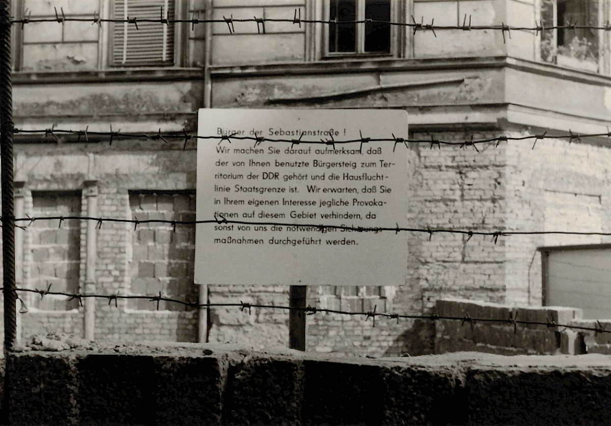 Berlin, 1962 – Warnschild hinter der Grenzmauer in der Sebastianstraße (Fotograf: Heinz Jura (sen.))