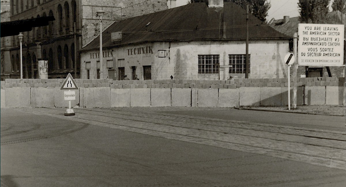 Berlin, 1962 – Grenzmauer und Sektorenschild in der Stresemannstraße (Fotograf: Heinz (sen.) Jura)
