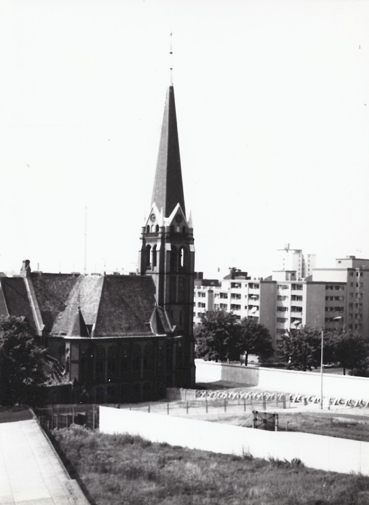 Berlin, ca. 1982 – Ostansicht auf die Versöhnungskirche im Grenzstreifen (Fotograf: Regine Hildebrandt)