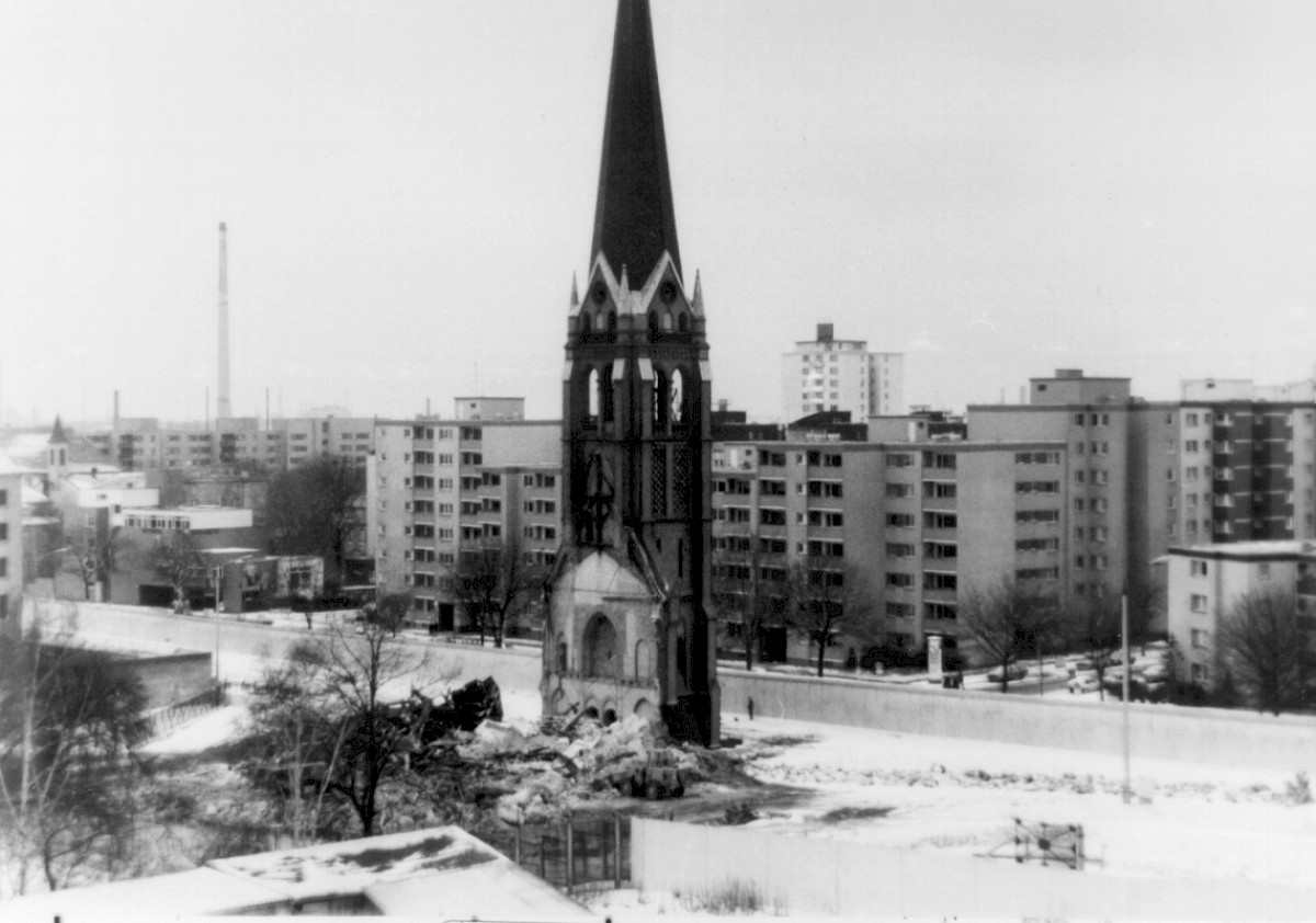 Berlin, 28. Januar 1985 – Ostansicht auf gesprengtes Kirchenschiff der Versöhnungskirche (Fotograf: )