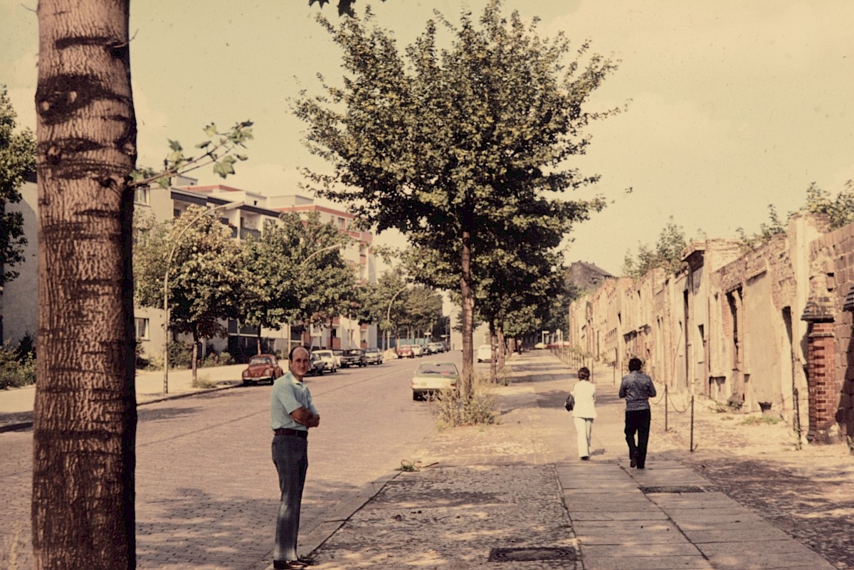 Berlin, ca. 1977 – Passanten vor der Fassadenmauer an der Bernauer Straße (Fotograf: Conrad Bicker)
