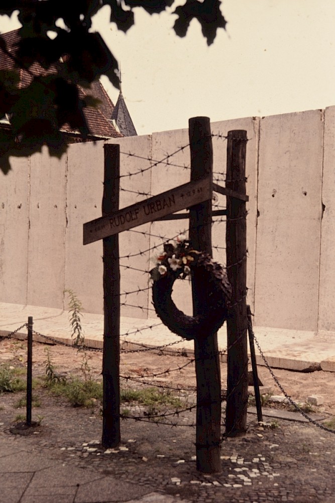 Berlin, 1980 – Gedenkzeichen für Rudolf Urban vor der Grenzmauer 75 (Fotograf: Conrad Bicker)