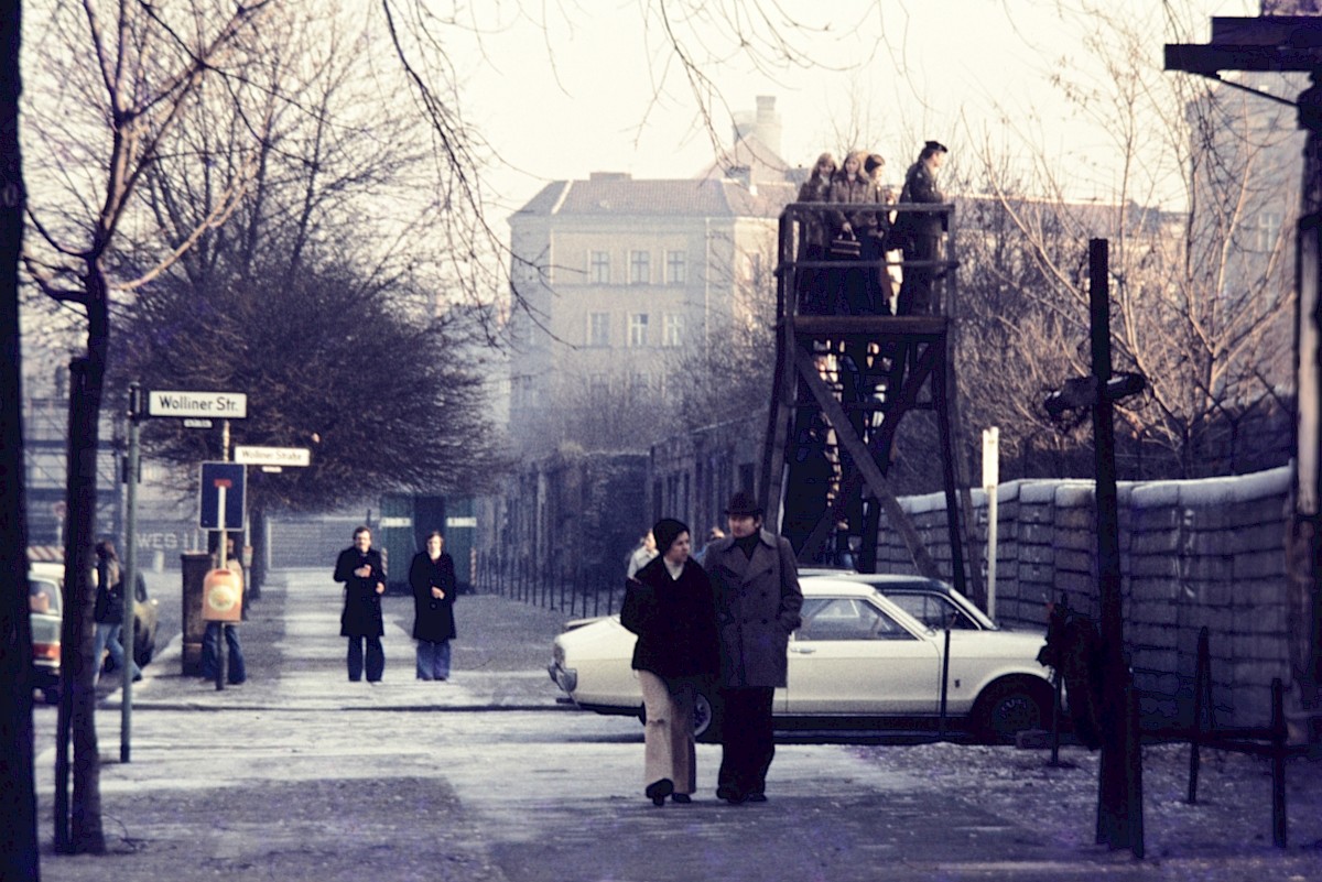 Berlin, ca. 1977 – Mauerbesucher auf der Aussichtsplattform an der Bernauer Straße (Fotograf: Conrad Bicker)