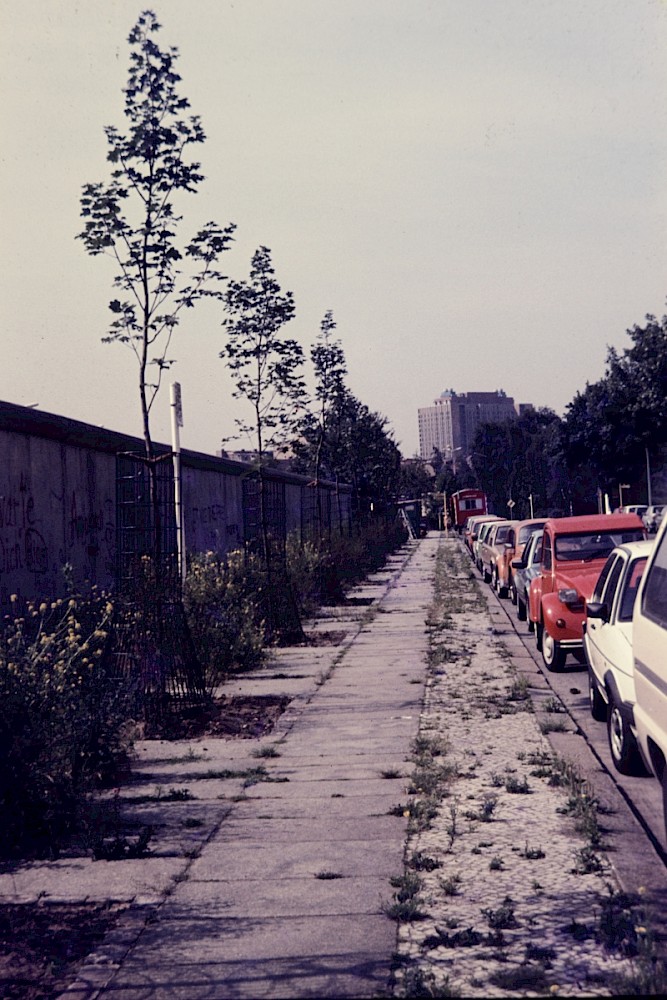 Berlin, Juli 1985 – Grenzmauer 75 an der Bernauer Straße (Fotograf: Conrad Bicker)