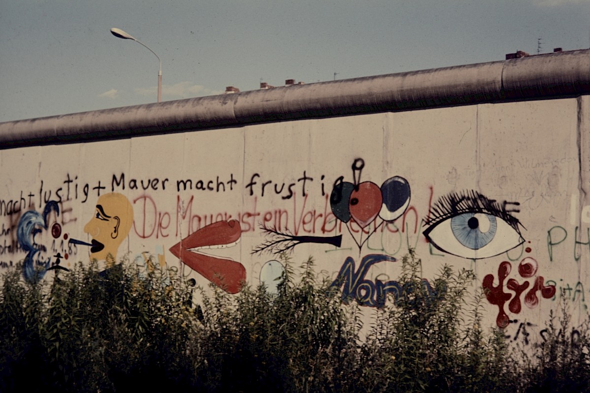 Berlin, 1985 – Graffiti auf der Grenzmauer 75 an der Bernauer Straße (Fotograf: Conrad Bicker)