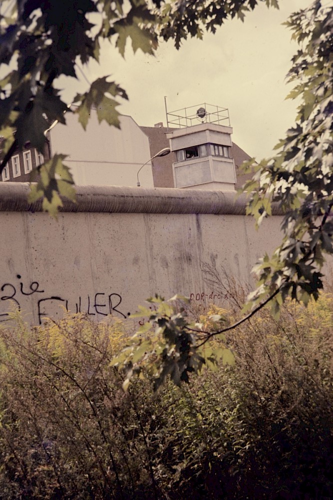 Berlin, 1985 – Wachturm hinter der Grenzmauer 75 (Fotograf: Conrad Bicker)