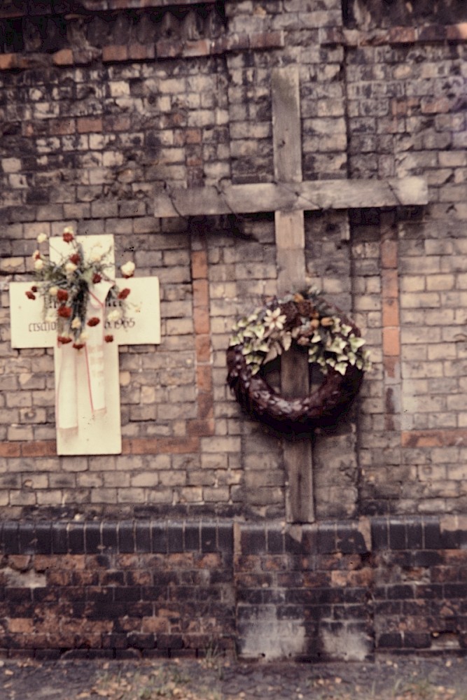 Berlin, ca. 1978 – Gedenkzeichen für einen unbekannten Mauertoten auf der Bahnhofsmauer an der Gartenstraße (Fotograf: Conrad Bicker)