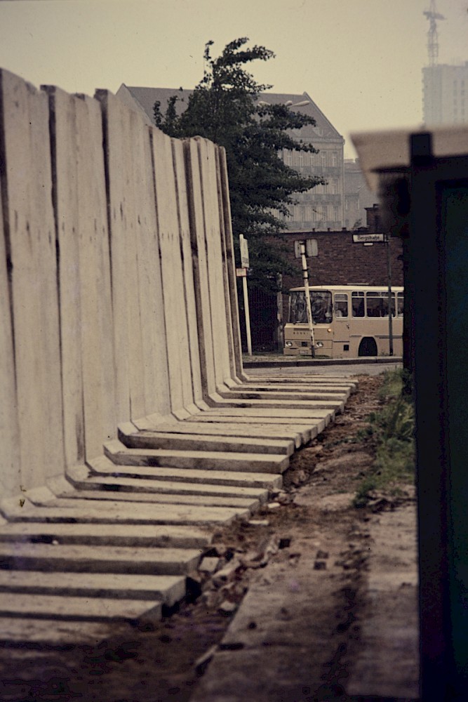 Berlin, Juni 1980 – Aufbau der Grenzmauer 75 an der Bernauer Straße (Fotograf: Conrad Bicker)