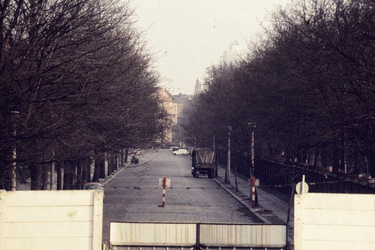 Berlin, März 1977 – Hinterlandsicherung und Zufahrtstor zum Grenzstreifen in der Ackerstraße (Fotograf: Conrad Bicker)