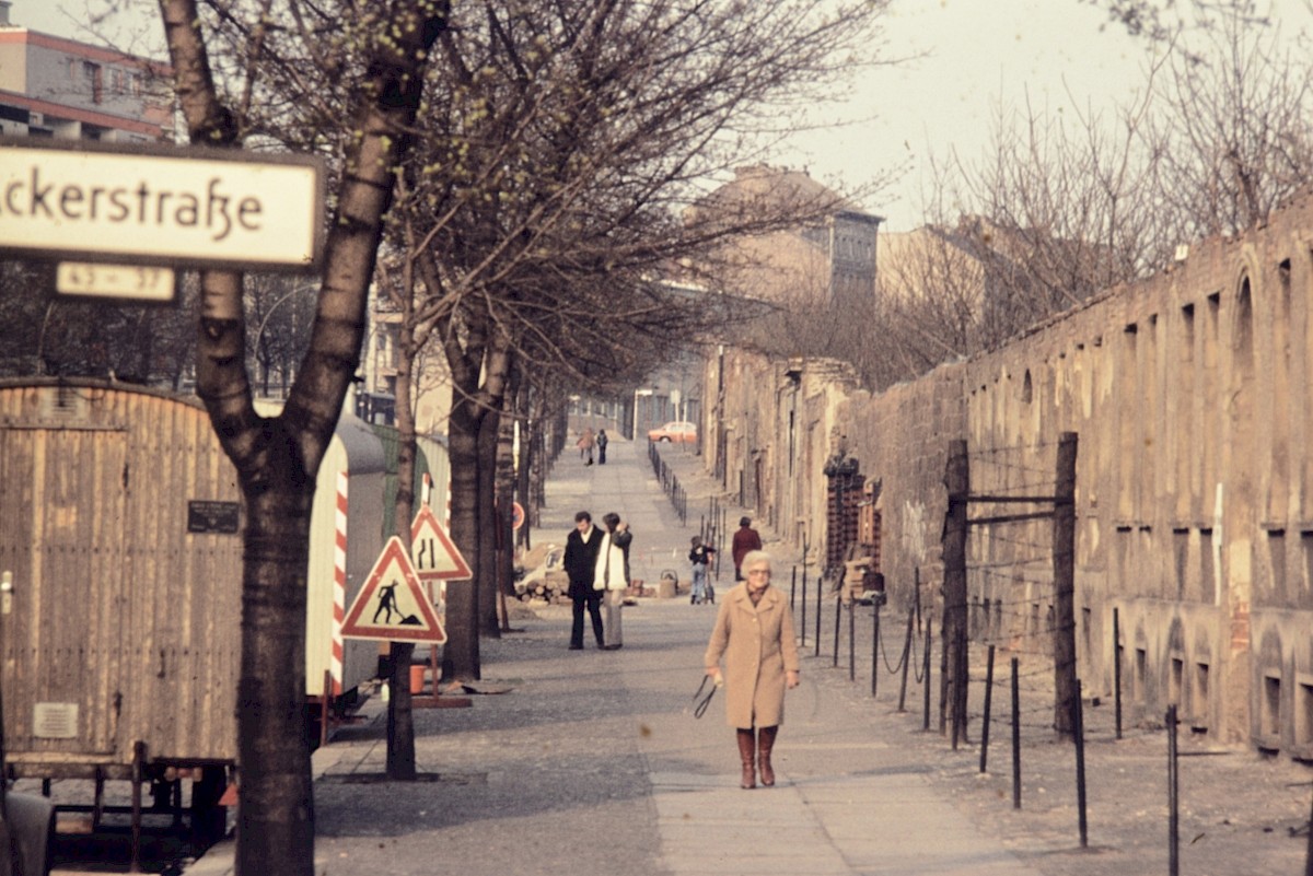Berlin, März 1977 – Bürgersteig vor der Grenzmauer an der Bernauer Straße (Fotograf: Conrad Bicker)