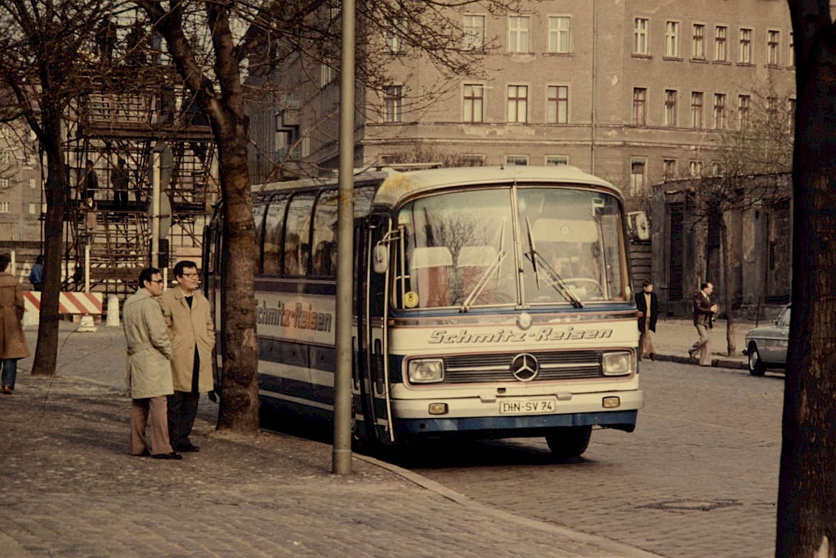 Berlin, März 1977 – Reisebus und Mauerbesucher auf der Bernauer Straße (Fotograf: Conrad Bicker)