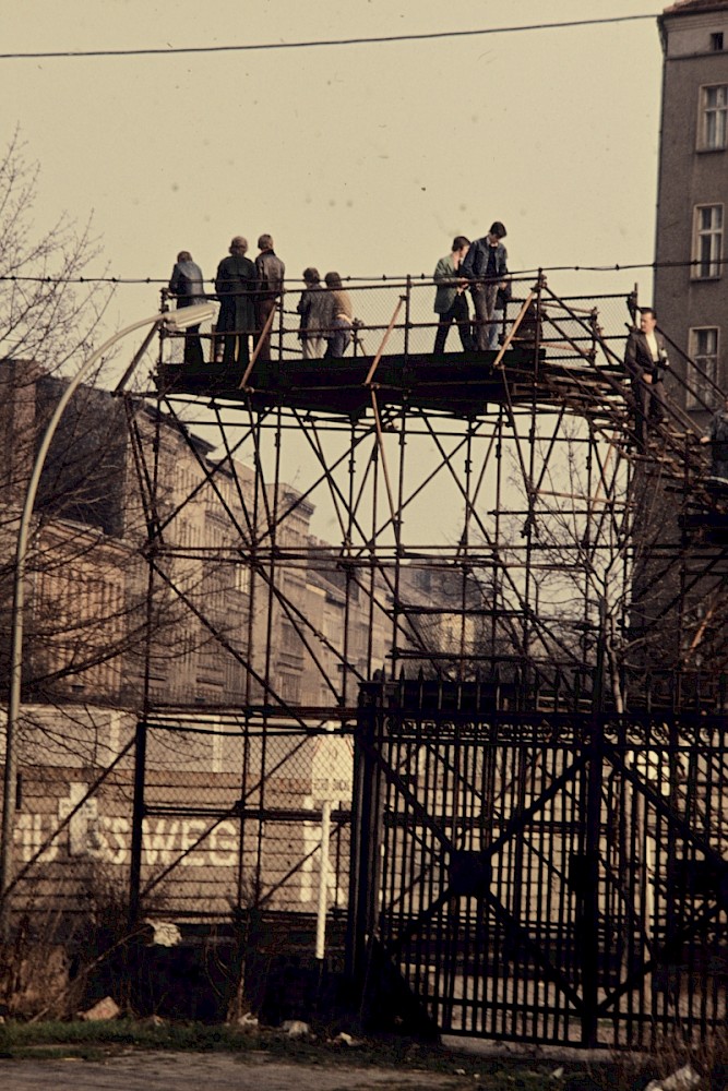 Berlin, März 1977 – Aussichtsplattform und Zufahrtstor zum Güterbahnhof Nordbahn an der Eberswalder Straße (Fotograf: Conrad Bicker)
