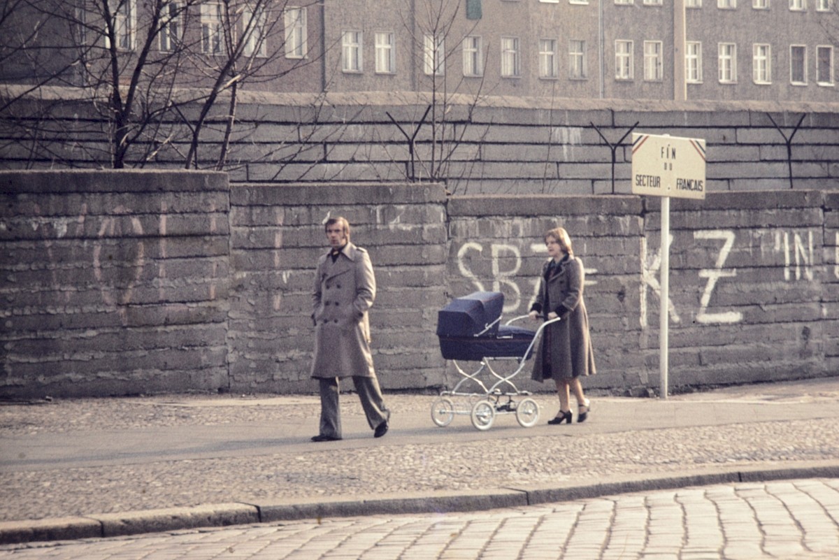 Berlin, März 1977 – Familie vor den Betonplattenmauern an der Bernauer Straße (Fotograf: Conrad Bicker)