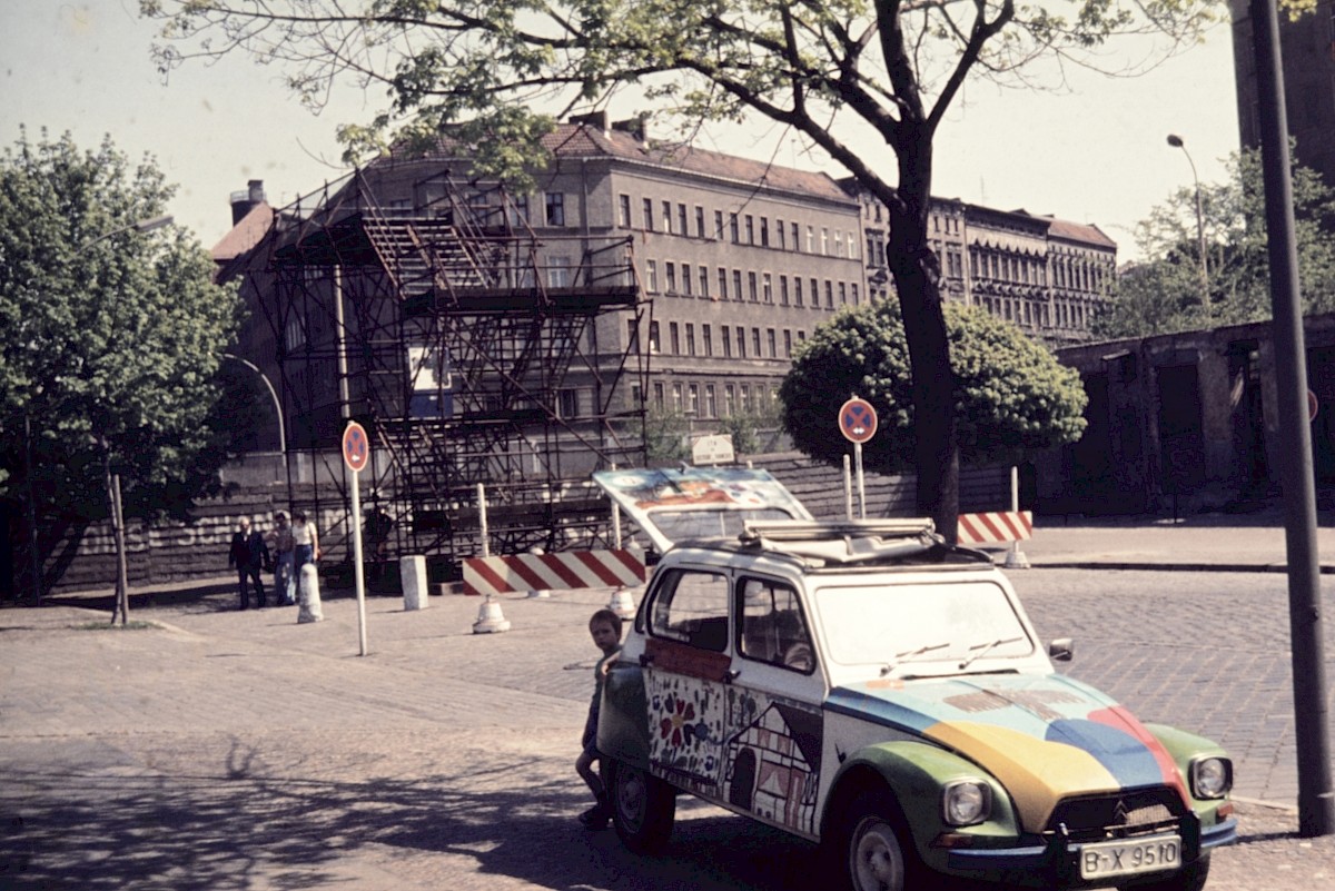 Berlin, Mai 1976 – Mauerbesucher an der Eberswalder Straße (Fotograf: Conrad Bicker)
