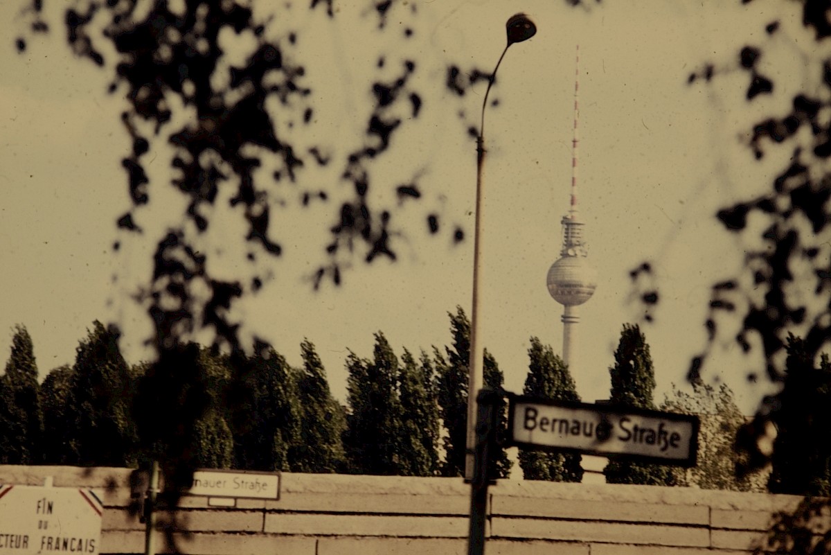 Berlin, ca. 1977 – Fernsehturm hinter der Grenzmauer an der Bernauer Straße (Fotograf: Conrad Bicker)