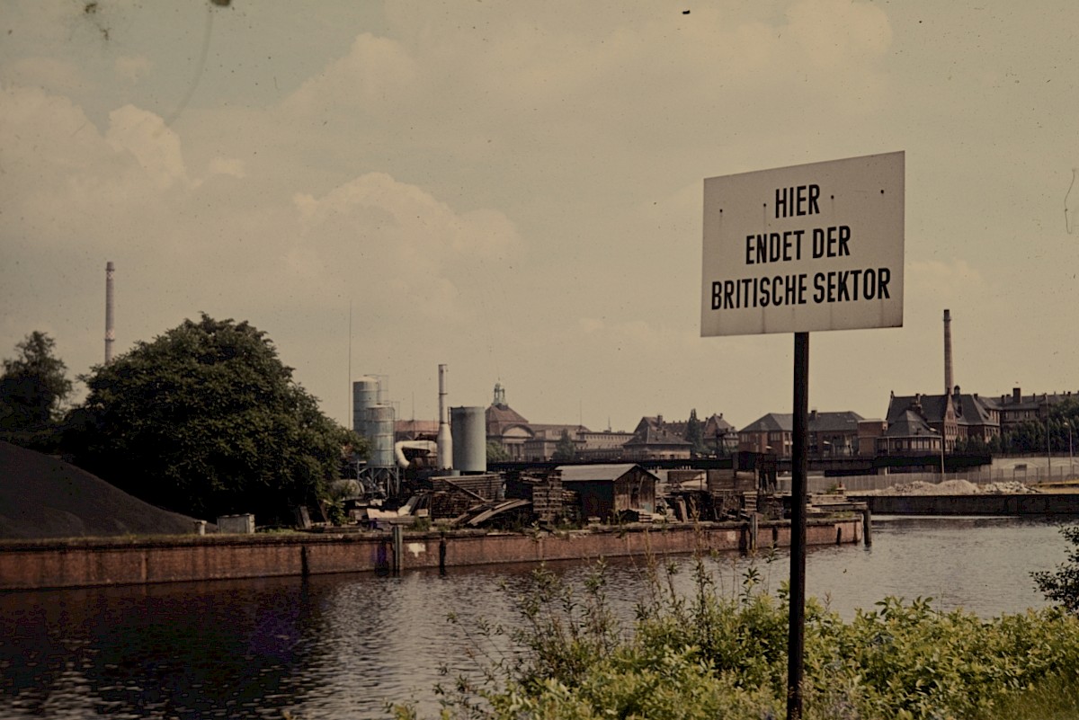 Berlin, Juni 1980 – Britisches Sektorenschild am Humboldthafen (Fotograf: Conrad Bicker)